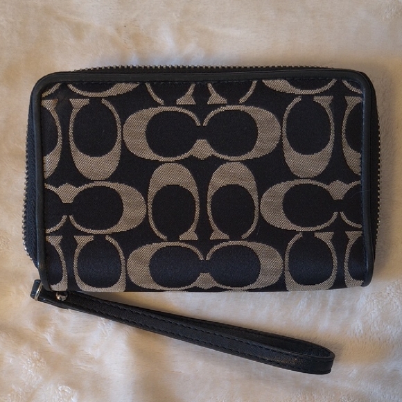 Coach Black and White Signature Wristlet - Picture 5 of 7